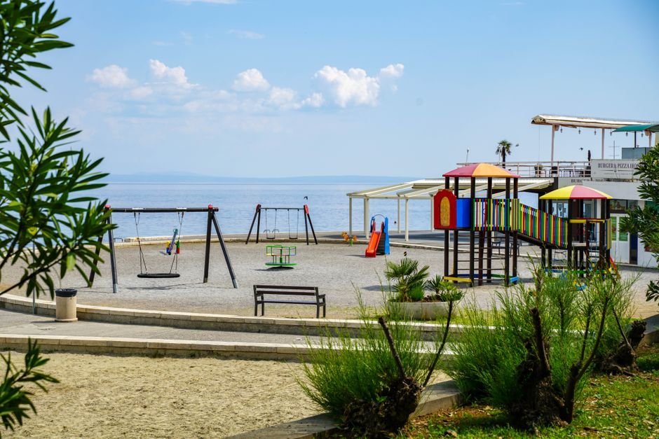 Spalvinga žaidimų aikštelė Opatijoje, Kroatijoje, su sūpynėmis, skatinanti vaikų vystymąsi
