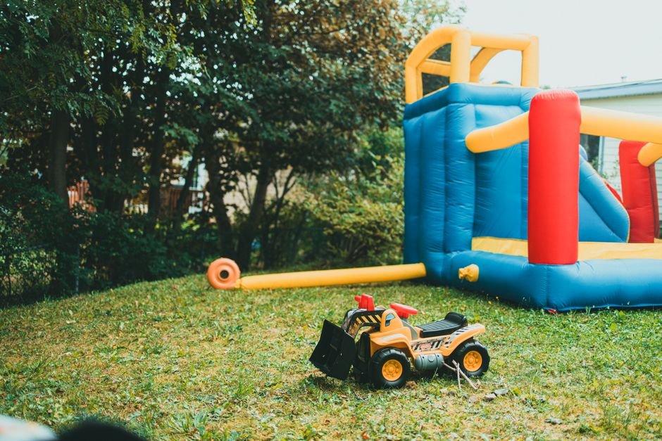Pripučiama konstrukcija ir žaislinis sunkvežimis kiemo žaidimams – populiari DIY žaidimų aikštelė